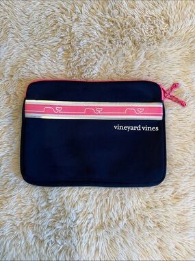🐳💕Vineyard Vines Navy Laptop Sleeve with Pink Trim